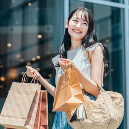 イメージ：買い物している女性